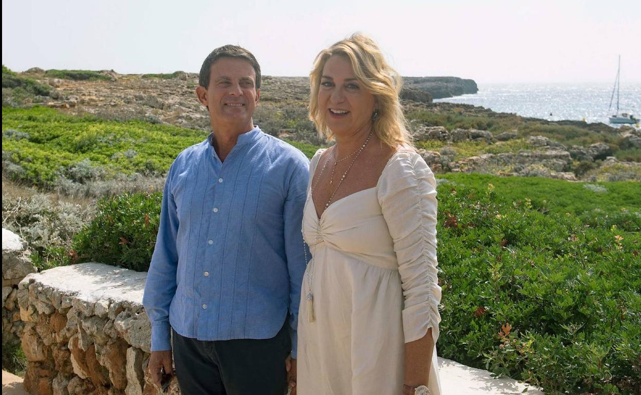 Manuel Valls posa con su esposa, la empresaria catalana Susana Gallardo.
