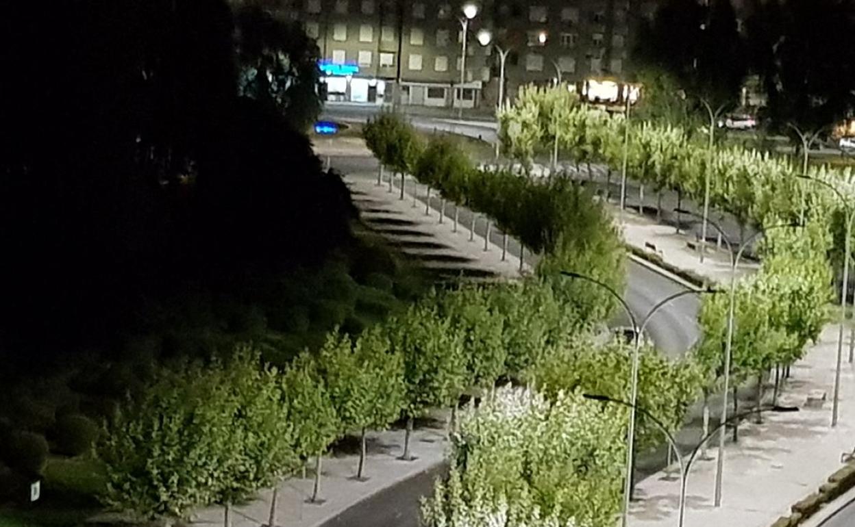 La auditoría lumínica de León fue realizada por una empresa investigada en la Púnica. En la fotografía, imagen de la nueva iluminación led e el barrio de Eras de Renueva en la capital .