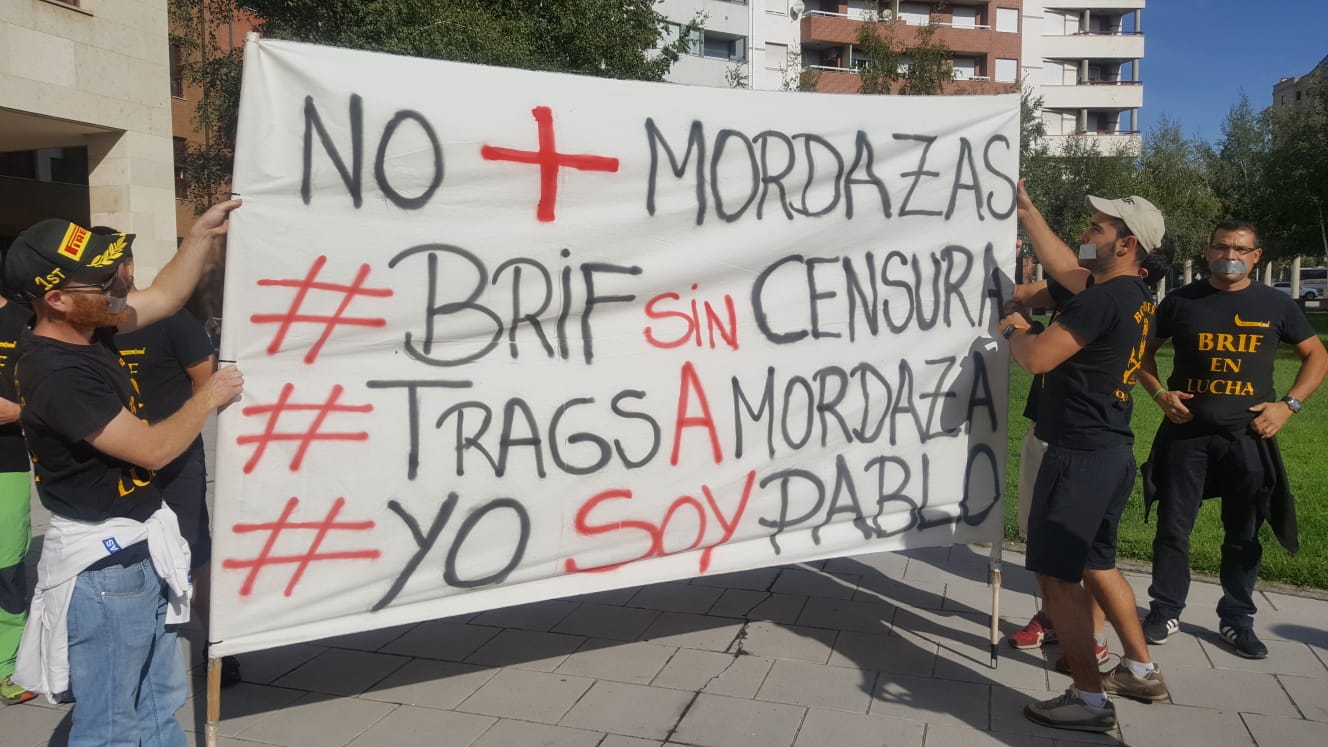 Un instante de la protesta de los brigadistas, este miércoles, ante las oficinas de Tragsa. 