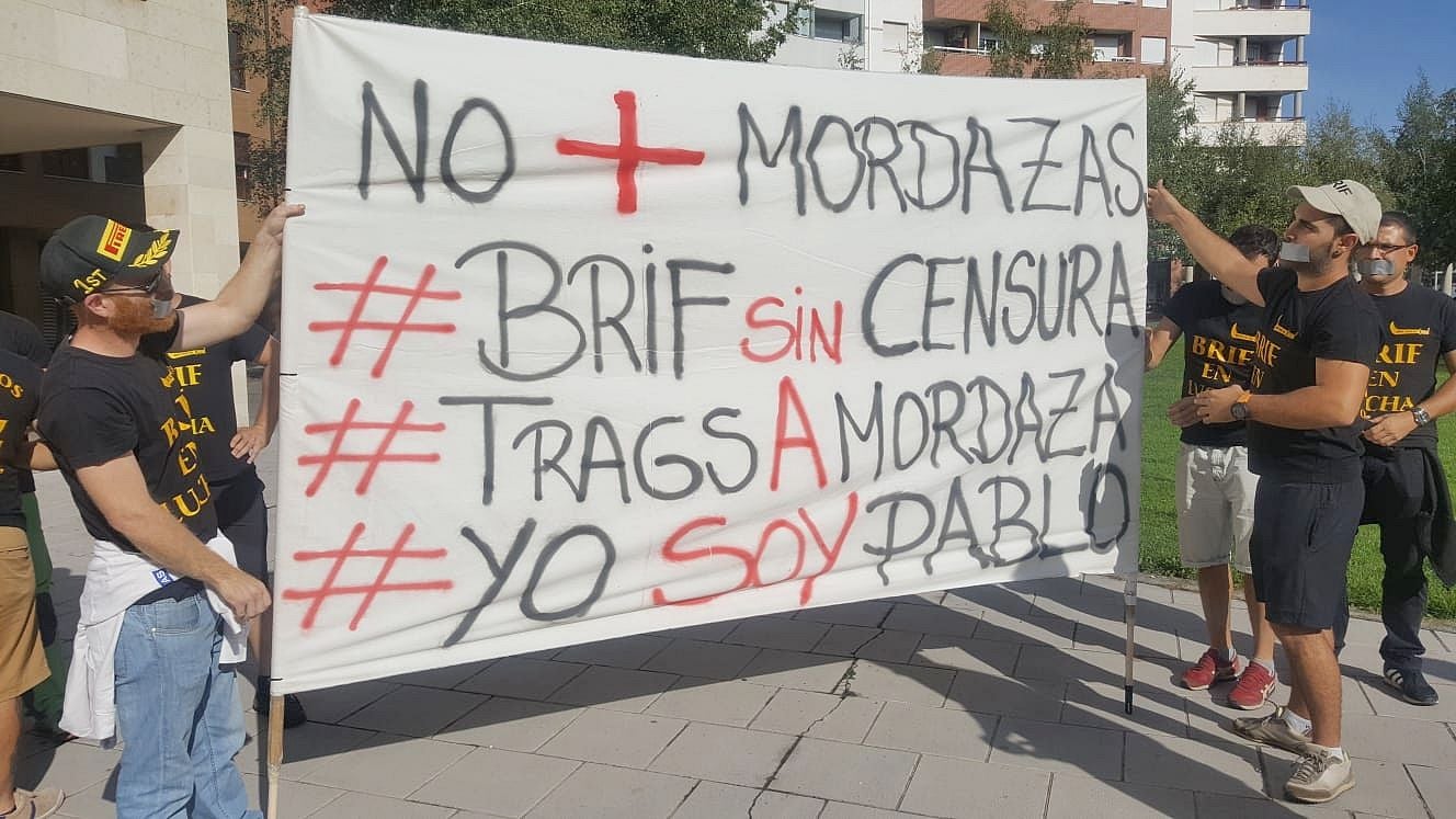 Un instante de la protesta de los brigadistas, este miércoles, ante las oficinas de Tragsa. 