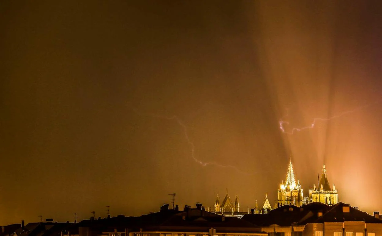 La fotografía realizada por Campillo capta la esencia de la noche de tormenta en León. 