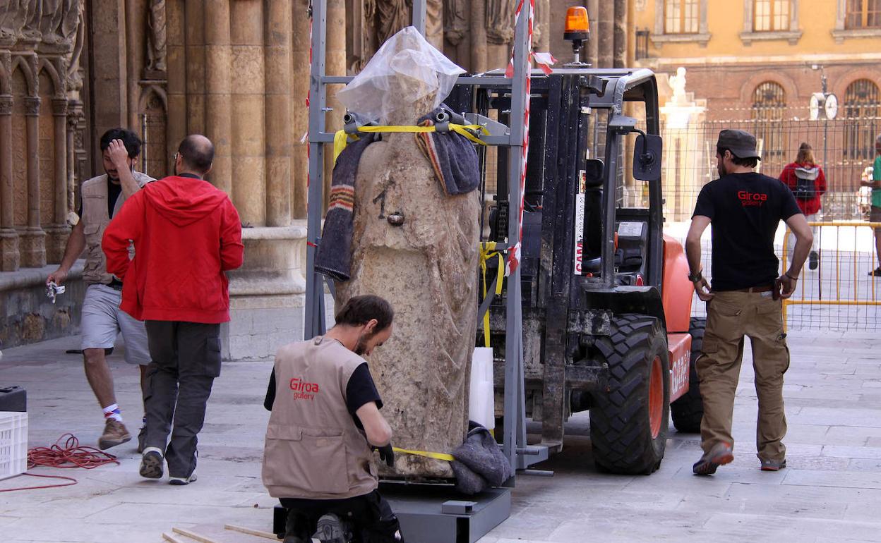 Imagen del año 2009, cuando se retiraron las esculturas de la Catedral de León.