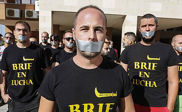 Las brigadas forestales se amordazan para denunciar el atentado de Tragsa a la libertad de expresión y la injusta sanción a Pablo