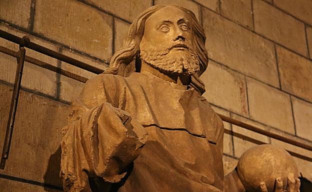 Imagen principal - Las tres esculturas retiradas en la torre norte de la catedral.