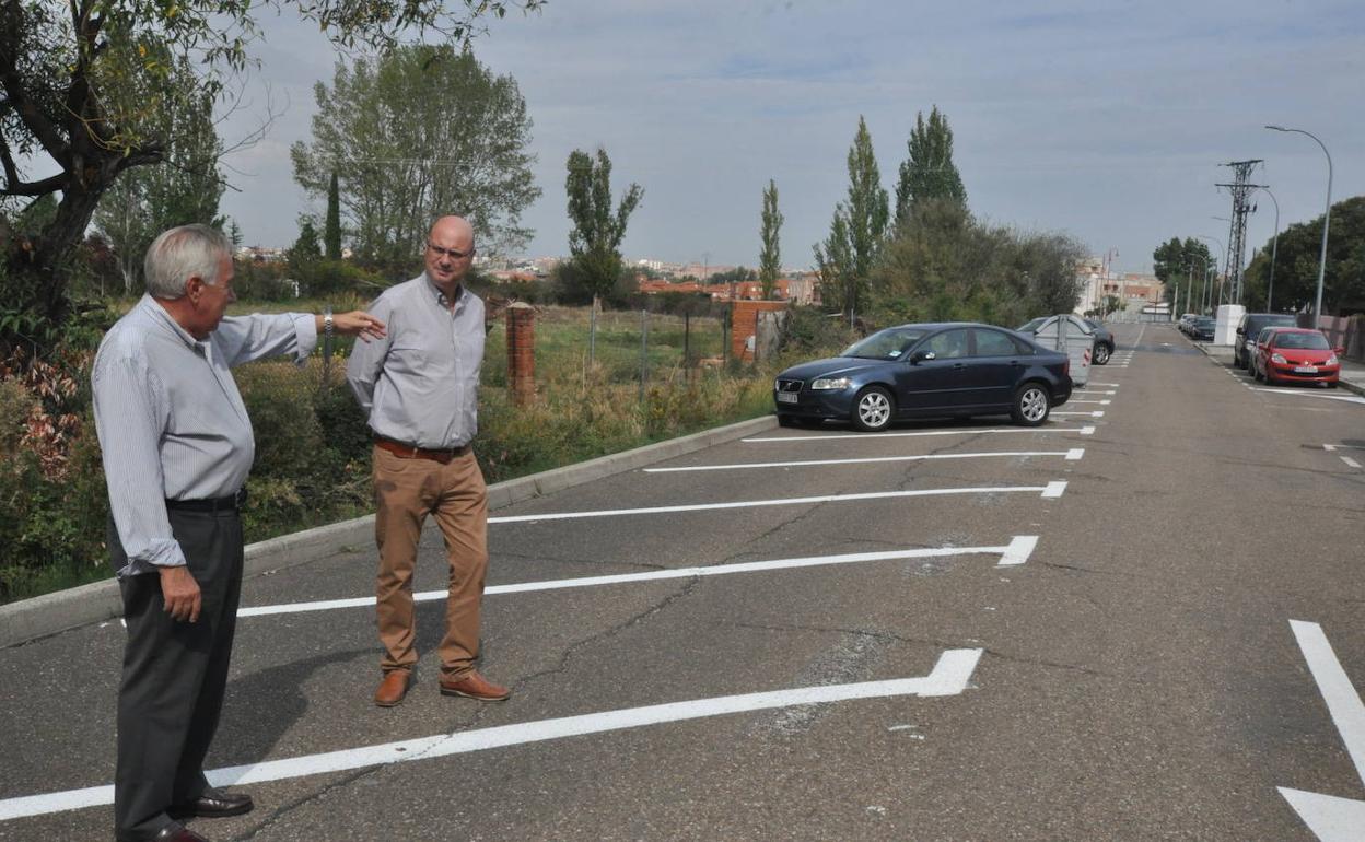 Visita a las nuevas plazas de aparcamiento creadas en Santa Marta de Tormes.