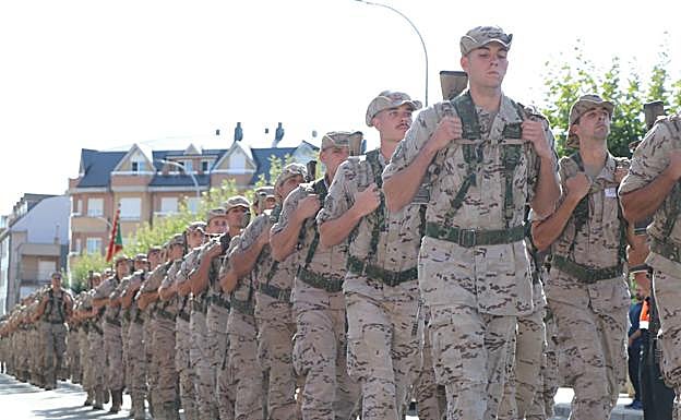Imagen. Los nuevos alumnos desfilan por las calles de La Virgen del Camino. 