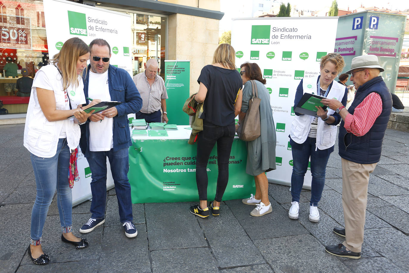 Fotos: Recogida de firmas por una ley que estableza una tope de pacientes por enfermera