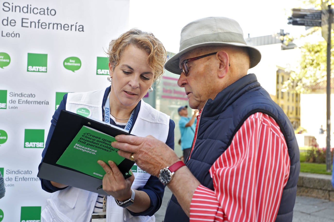 Fotos: Recogida de firmas por una ley que estableza una tope de pacientes por enfermera