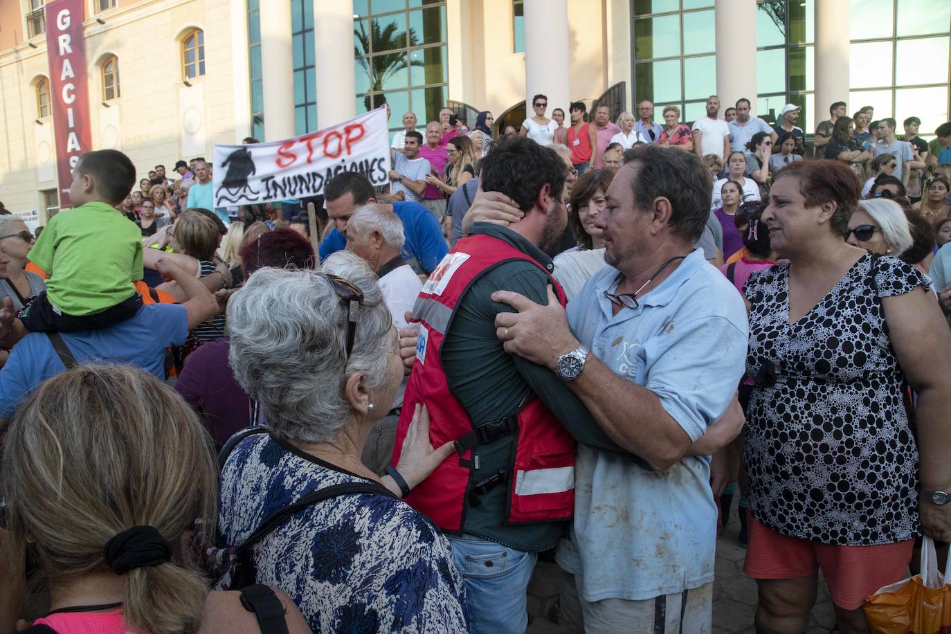 Los 1.400 efectivos y 400 medios materiales que la Unidad Militar de Emergencias (UME) y el resto de las Fuerzas Armadas desplegaron en la Región comienzan el regreso a sus bases tras rebajarse el nivel de emergencia