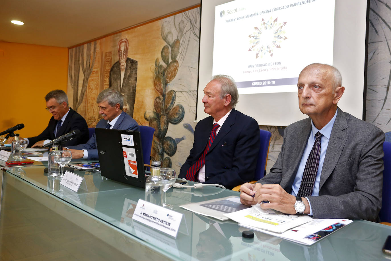 Fotos: Presentación del informe sobre la intención emprendedora de los egreasdos de la ULE