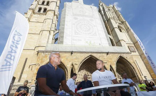 Galería. Mazinho y Roberto Carlos, bajo la Catedral.