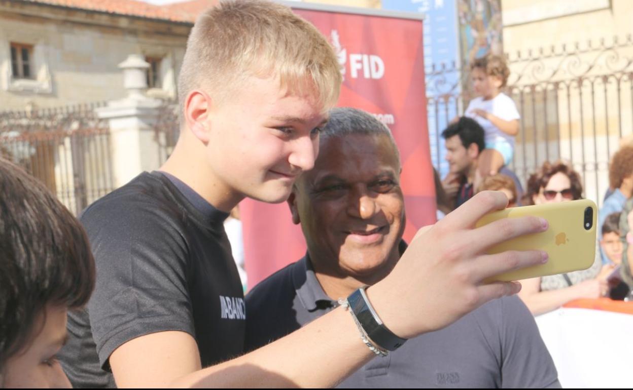 Mazinho se fotografía con un fan este viernes en León.