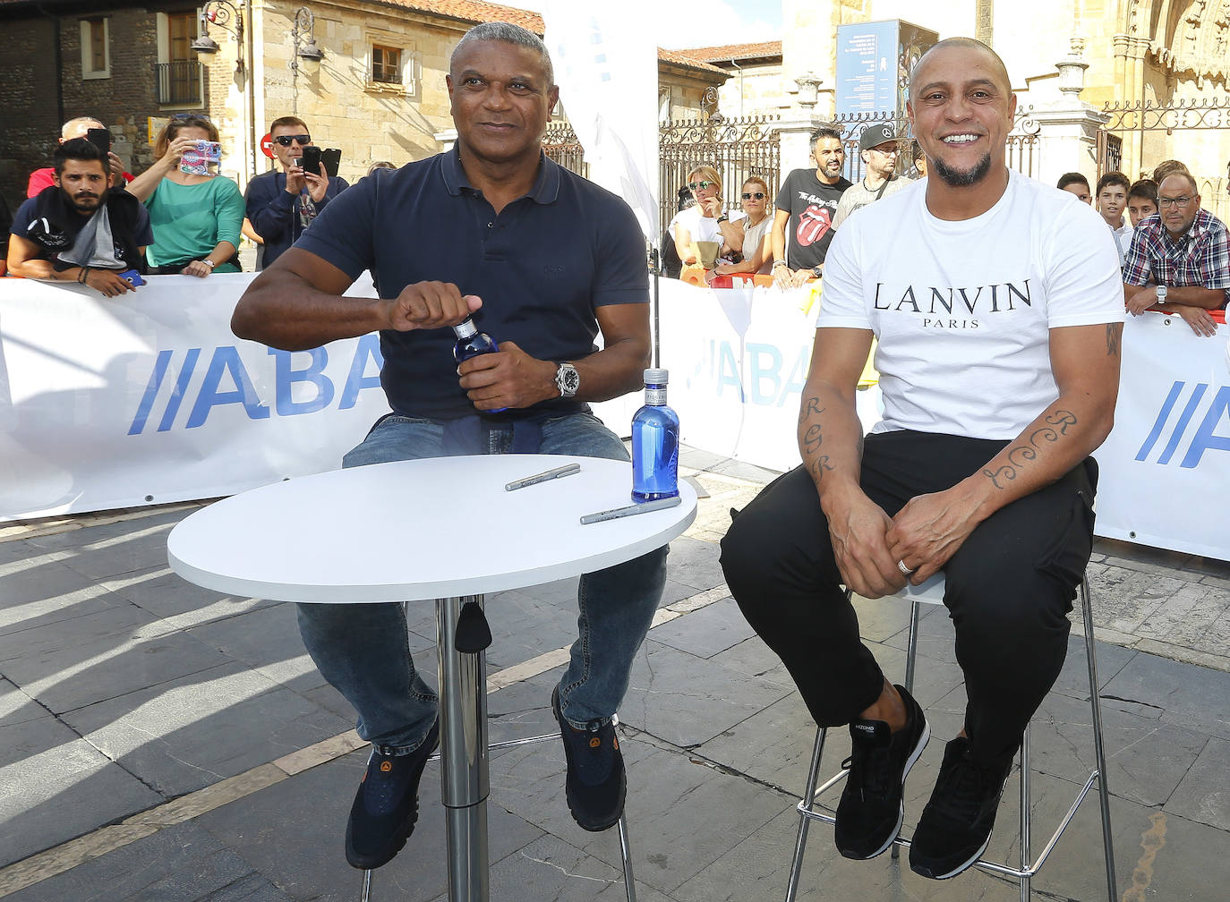 Fotos: Roberto Carlos y Mazinho, con los niños de León