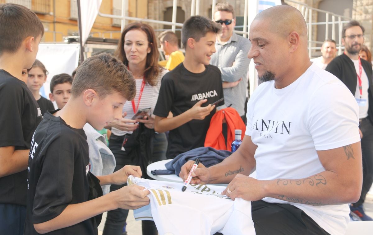 Fotos: Roberto Carlos y Mazinho, con los niños de León