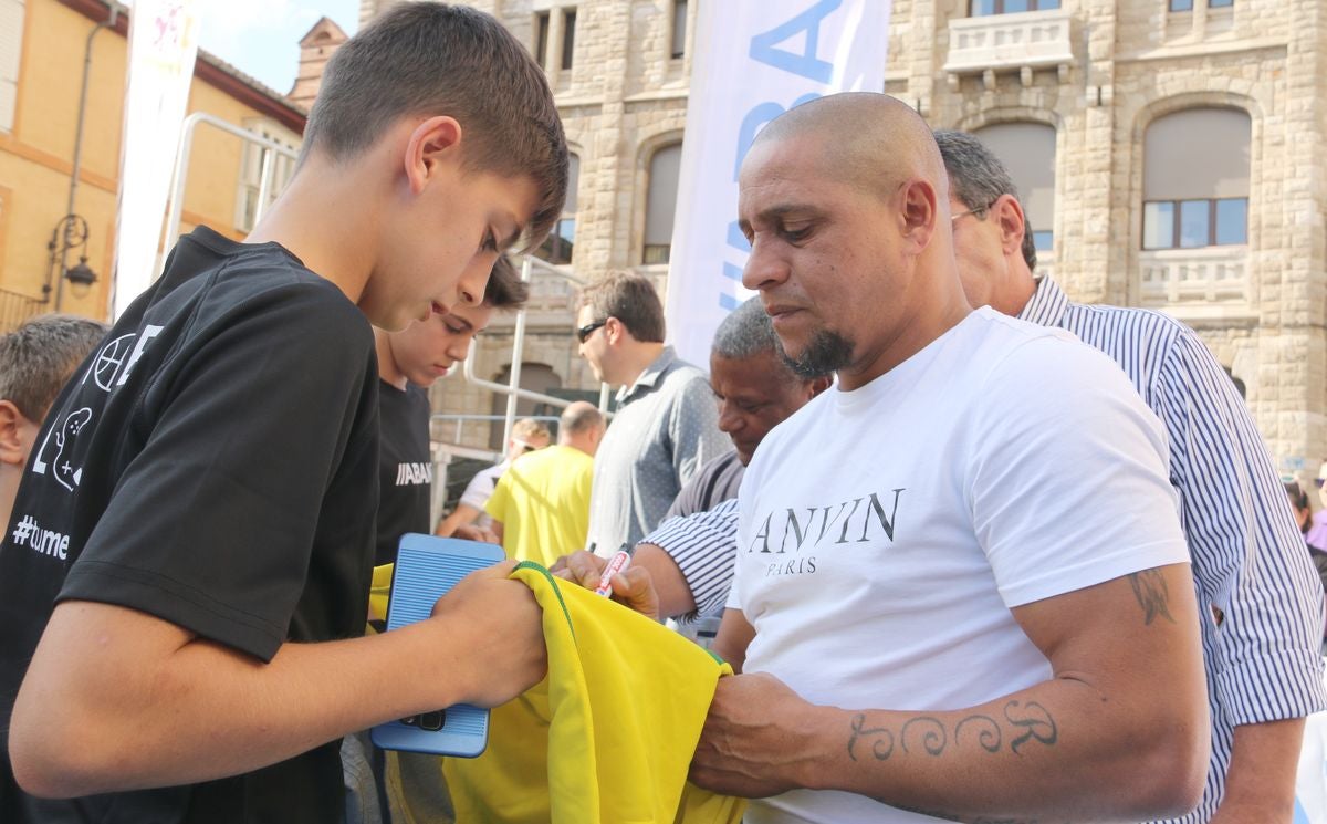 Fotos: Roberto Carlos y Mazinho, con los niños de León