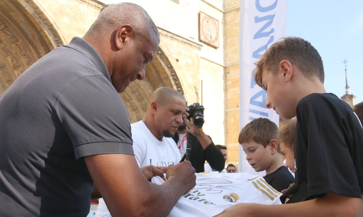 Fotos: Roberto Carlos y Mazinho, con los niños de León