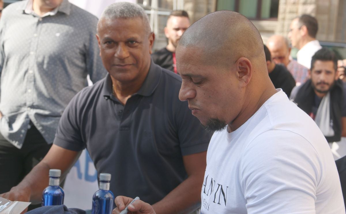 Fotos: Roberto Carlos y Mazinho, con los niños de León