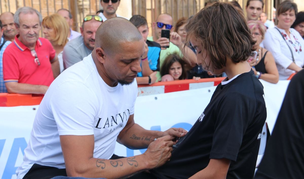 Fotos: Roberto Carlos y Mazinho, con los niños de León