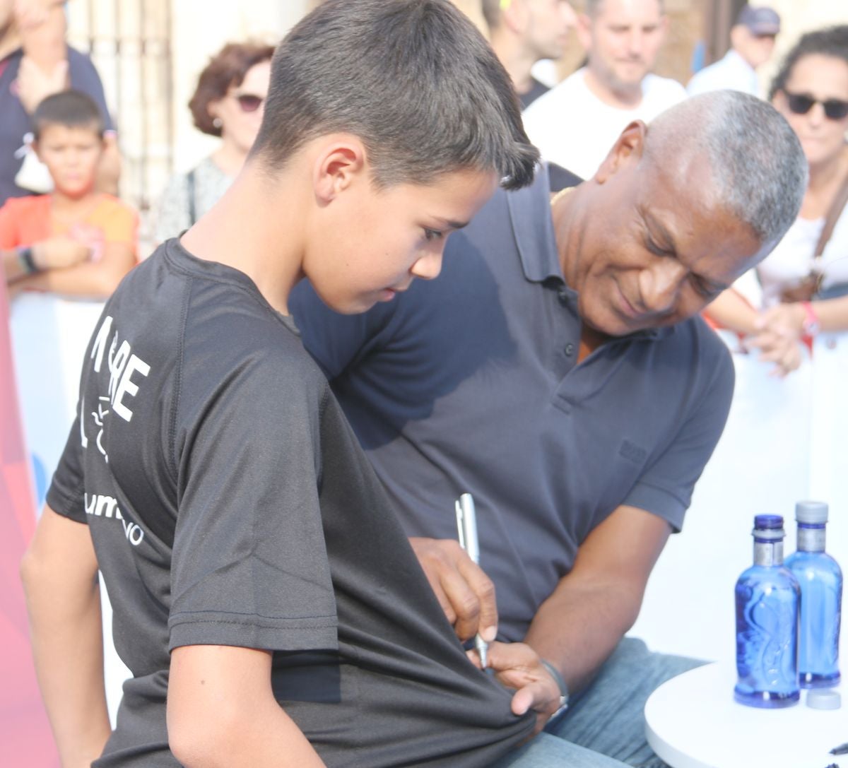 Fotos: Roberto Carlos y Mazinho, con los niños de León