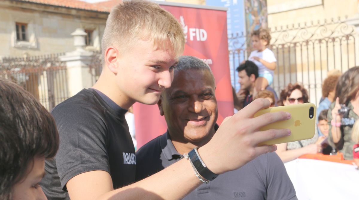 Fotos: Roberto Carlos y Mazinho, con los niños de León