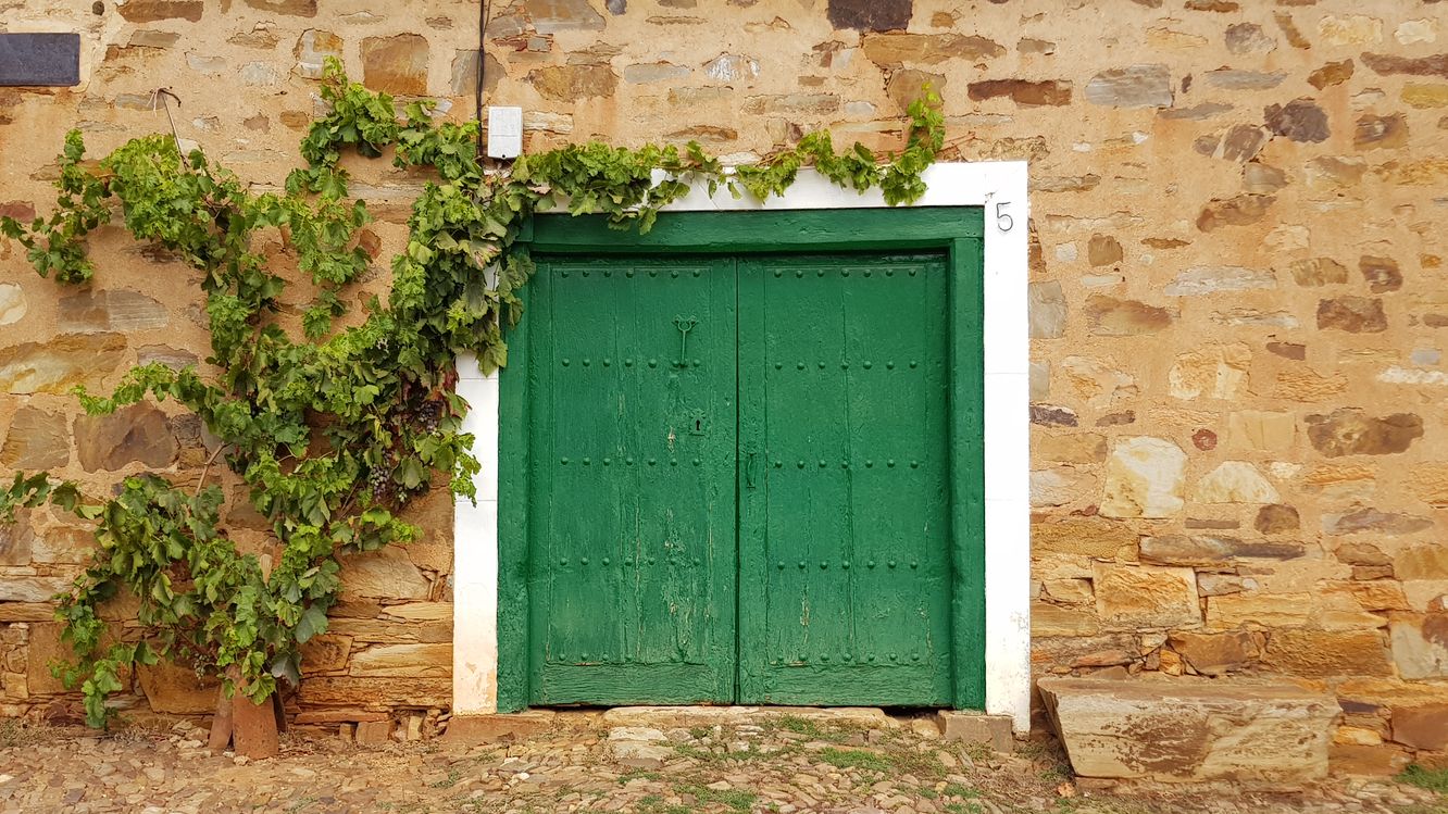 Imagen de una de las casas de piedra del pueblo de Castrillo de los Polvazares.