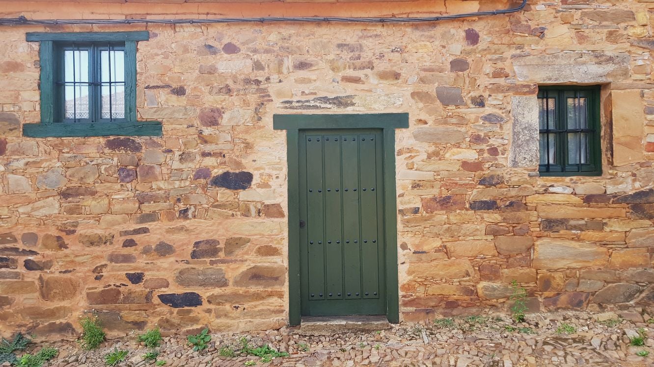 Imagen de una de las casas de piedra del pueblo de Castrillo de los Polvazares.