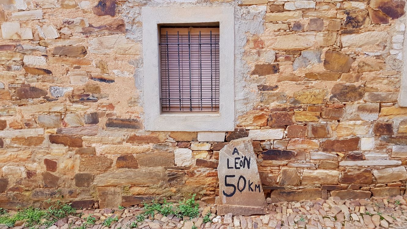 Imagen de una de las casas de piedra del pueblo de Castrillo de los Polvazares.