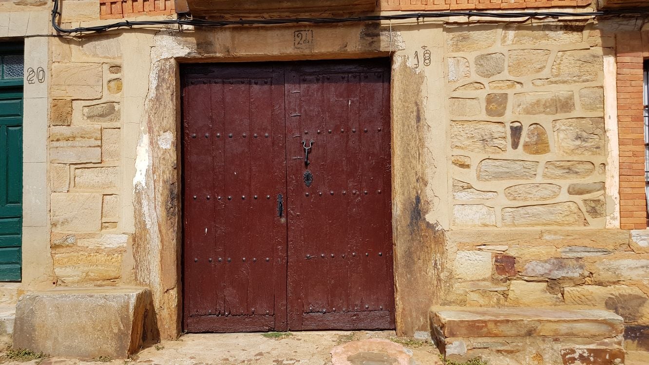 Imagen de una de las casas de piedra del pueblo de Castrillo de los Polvazares.