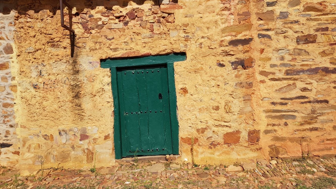 Imagen de una de las casas de piedra del pueblo de Castrillo de los Polvazares.