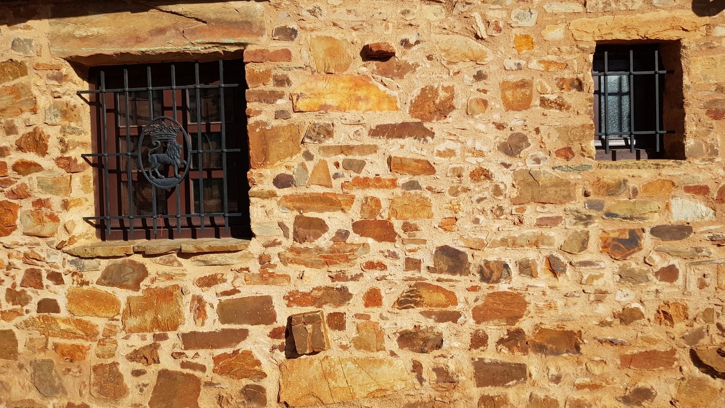 Imagen de una de las casas de piedra del pueblo de Castrillo de los Polvazares.