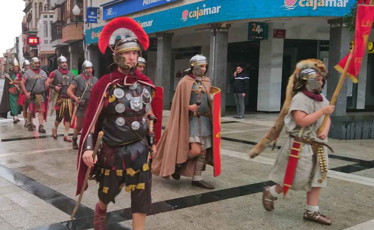 Desfile romano por la calles de La Bañeza.