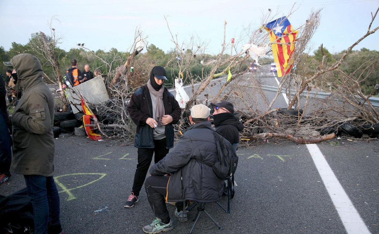 Corte de tráfico organizado por los comités de defensa de la república (CDR) en la AP-7 a su paso por L´Ampolla (Tarragona).