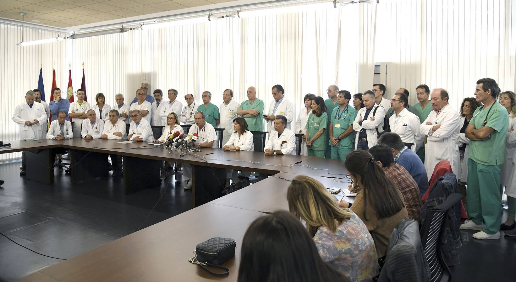 El interlocutor, el jefe de Servicio de Oncología, Carlos García Girón (c), compareció acompañado y respaldado por los más de 40 profesionales sanitarios con responsabilidad en el HUBU