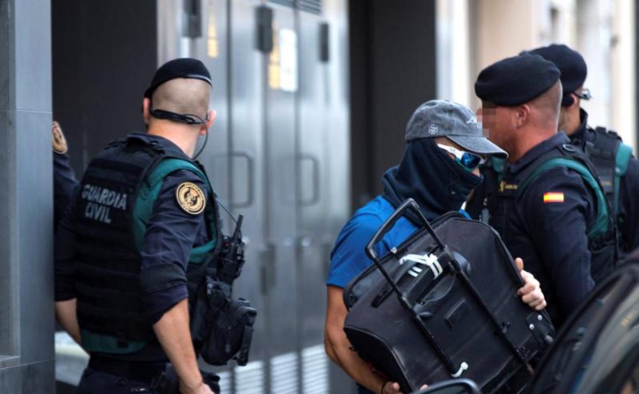 Agentes de la Guardia Civil durante el registro de un domicilio en Sabadell (Barcelona).