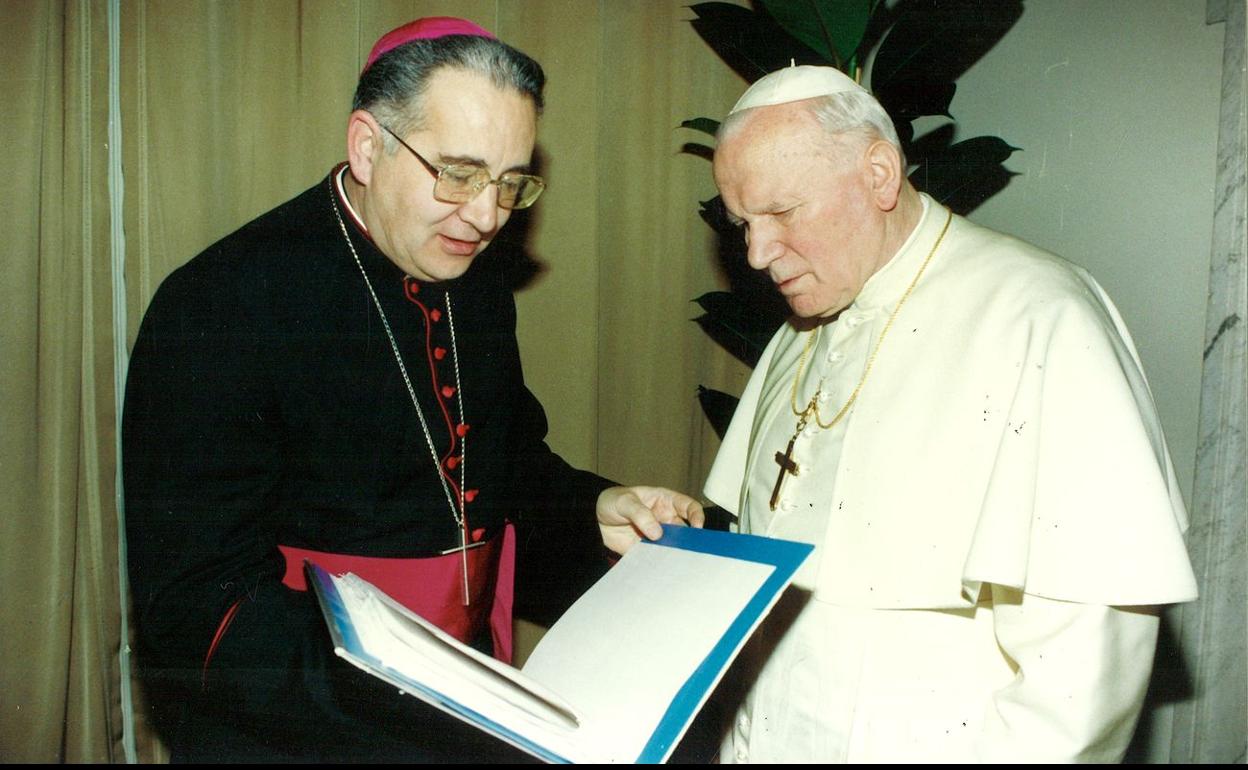 Julián López, junto a Juan Pablo II.