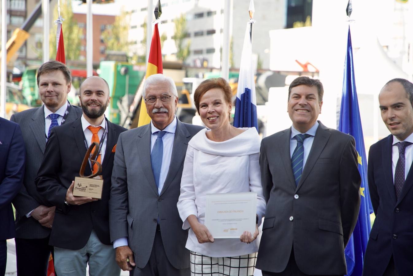 El consejero de Economía y Hacienda, Carlos Fernández Carriedo, y la embajadora de Finlandia, Tina Jortikka, visitan la Feria Expobiomasa, en Valladolid, con motivo de la celebración del Día del país nórdico.