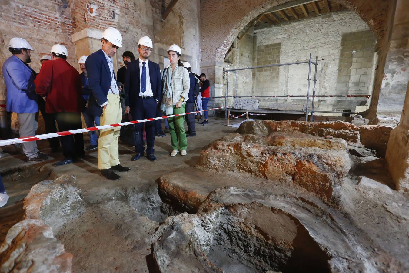 El director general de Patrimonio Cultural de la Junta, Gumersindo Bueno, presenta los hallazgos arqueológicos de la Real Colegiata de San Isidoro de León.