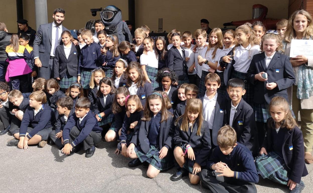 Los alumnos de Peñacorada visitan la Comisaría de la Policía Nacional de León con motivo de su fiesta