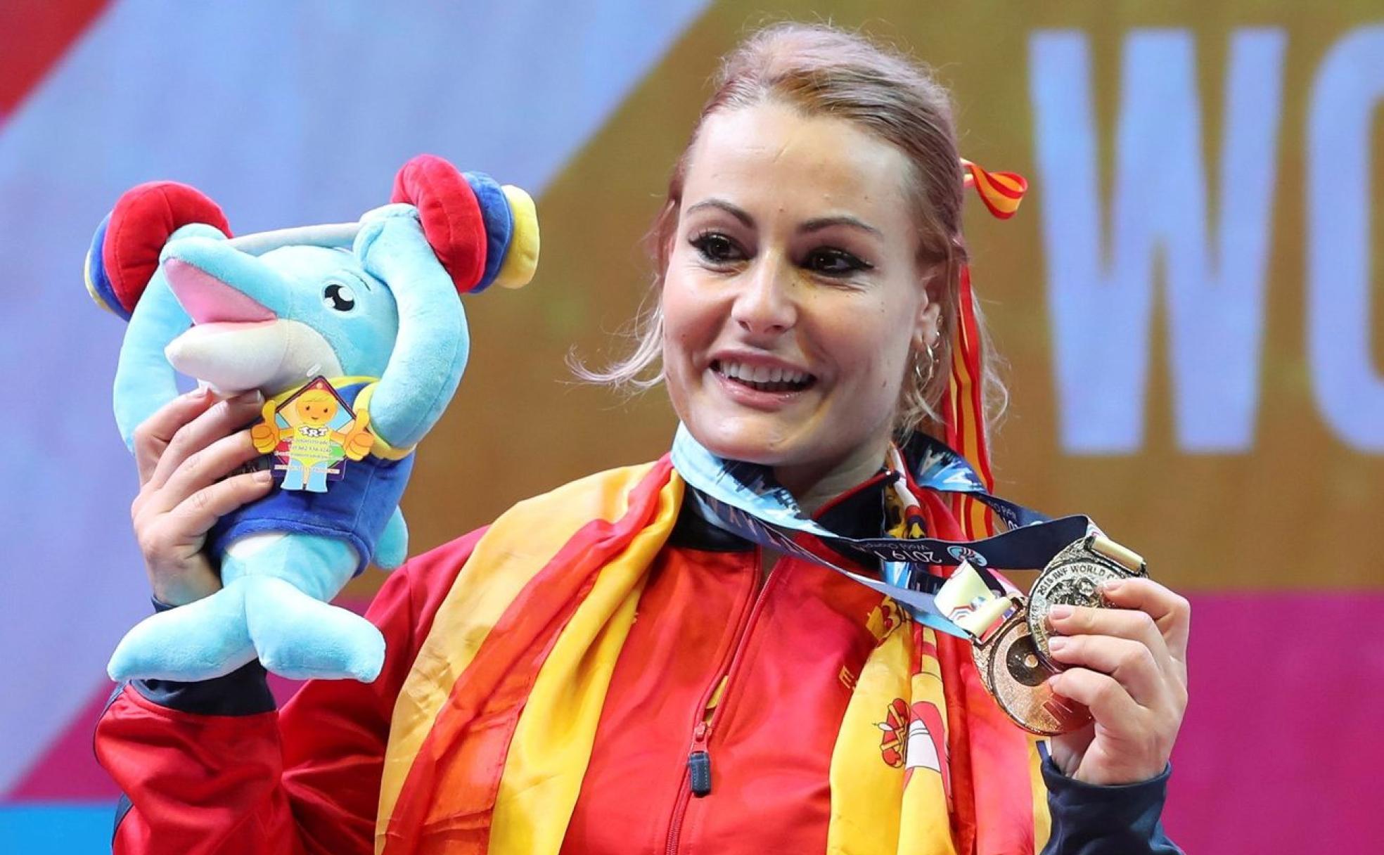 Lydia Valentín, en el podio, tras conseguir su medalla de plata.