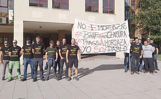 Imagen de los brigadistas durante la protesta de este miércoles.