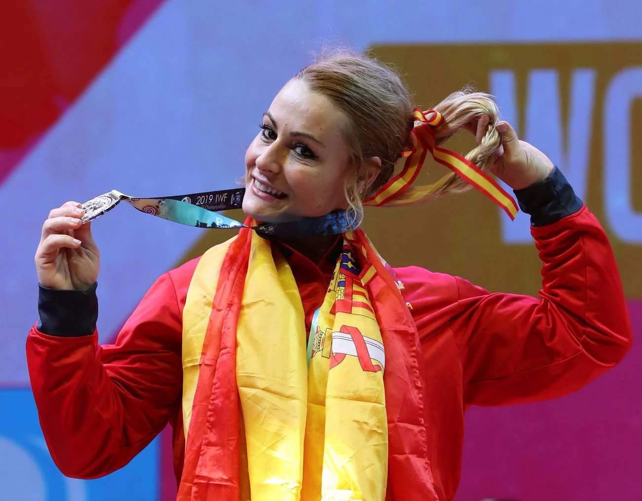 La berciana Lydia Valentín posa en el podio con la medalla de plata al término del Campeonato del Mundo de Halterofilia, disputado en Pattaya (Tailandia), donde la triple medallista olímpica sumó dos nuevas medallas mundiales al ganar la plata en total y el bronce en dos tiempos en la categoría de 81 kilos.