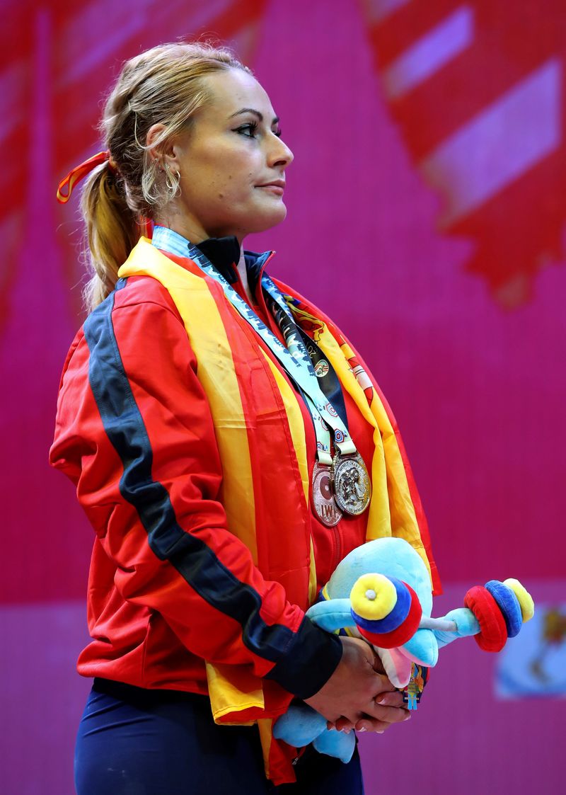 La berciana Lydia Valentín posa en el podio con la medalla de plata al término del Campeonato del Mundo de Halterofilia, disputado en Pattaya (Tailandia), donde la triple medallista olímpica sumó dos nuevas medallas mundiales al ganar la plata en total y el bronce en dos tiempos en la categoría de 81 kilos.