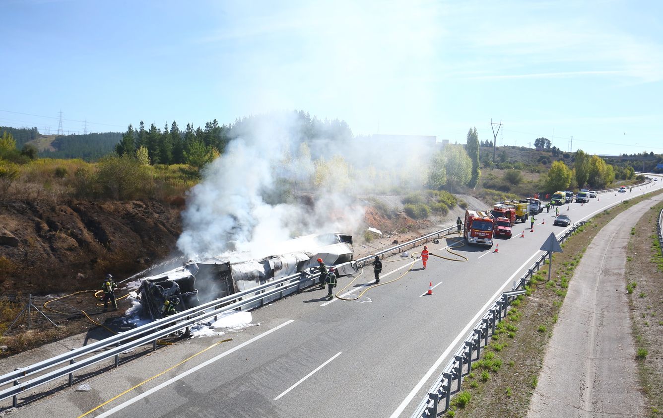 Accidente entre un camión y un turismo en la autovía A6 en Ponferrada.