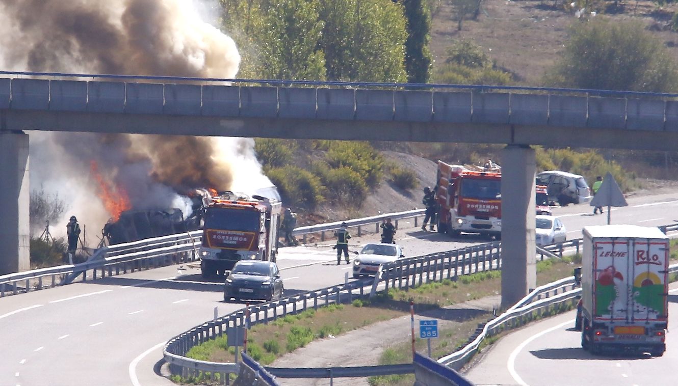 Accidente entre un camión y un turismo en la autovía A6 en Ponferrada.