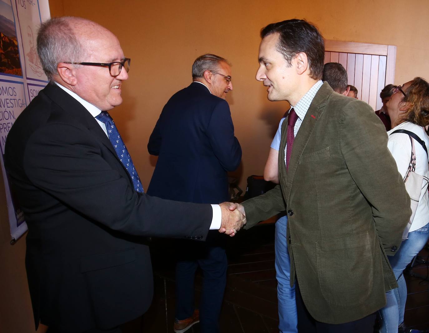 El viceconsejero de Cultura de la Junta, Raúl Fernández Sobrino (D), junto al presidente de la Sociedad Española de Patrimonio Geológico y Minero (SEDPGYM), Antonio Pizarro (I), durante la inauguración del XVIII Congreso Internacional sobre Patrimonio Geológico y Minero.