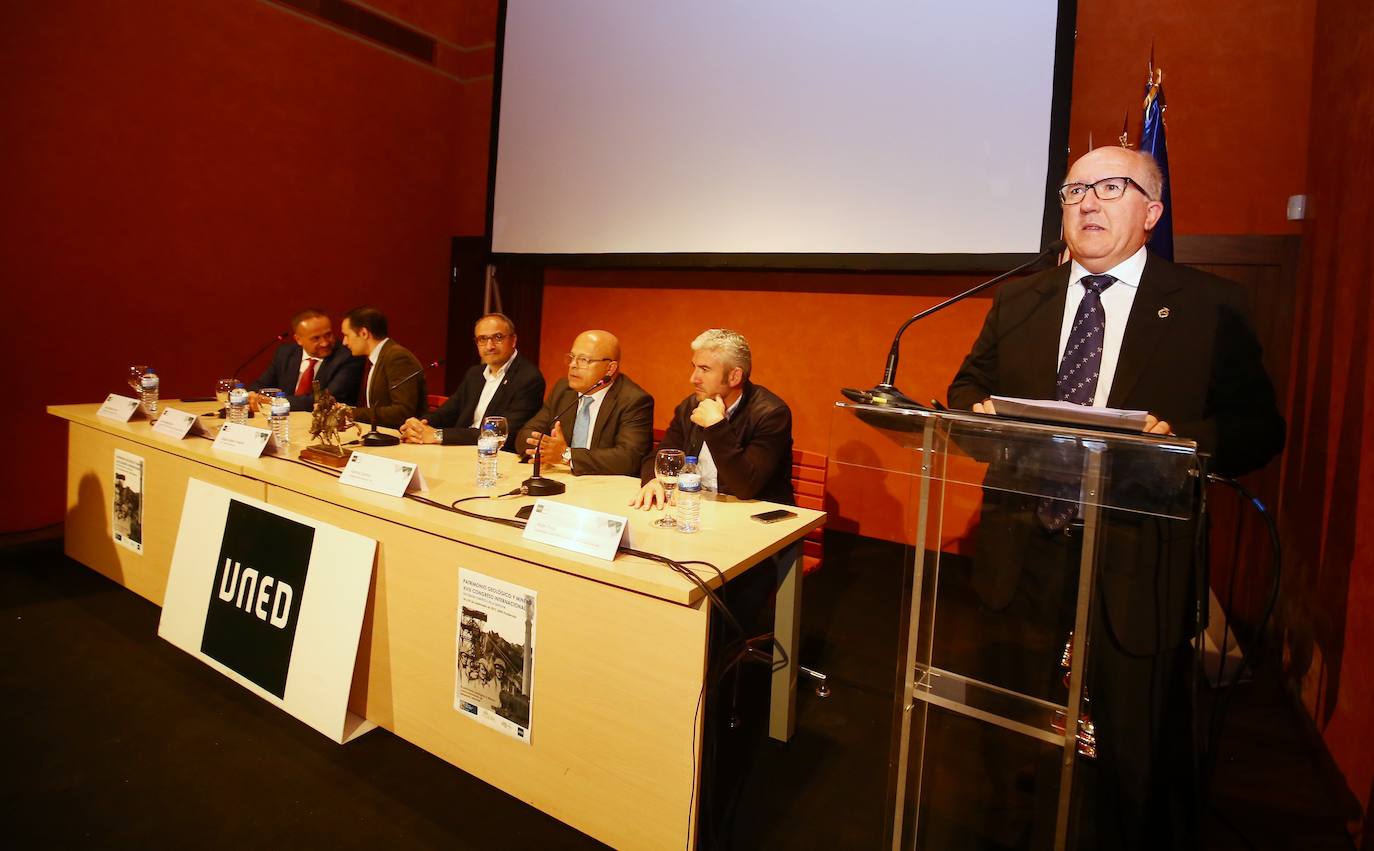 El viceconsejero de Cultura de la Junta, Raúl Fernández Sobrino (D), junto al presidente de la Sociedad Española de Patrimonio Geológico y Minero (SEDPGYM), Antonio Pizarro (I), durante la inauguración del XVIII Congreso Internacional sobre Patrimonio Geológico y Minero.