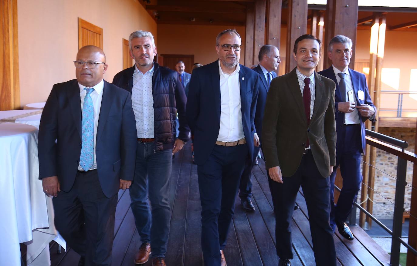 El viceconsejero de Cultura de la Junta, Raúl Fernández Sobrino (D), junto al presidente de la Sociedad Española de Patrimonio Geológico y Minero (SEDPGYM), Antonio Pizarro (I), durante la inauguración del XVIII Congreso Internacional sobre Patrimonio Geológico y Minero.