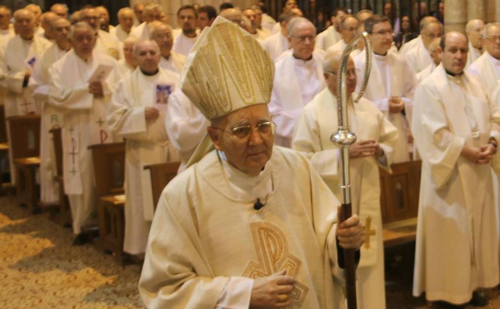 El obispo de León durante la ceremonia de aniversario de su ordenación episcopal.