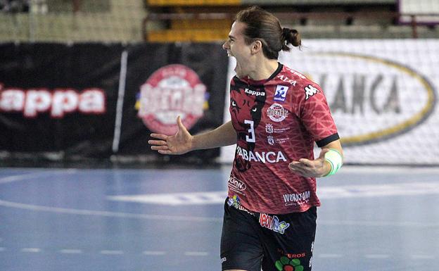 Mario López celebra un gol con el Ademar.