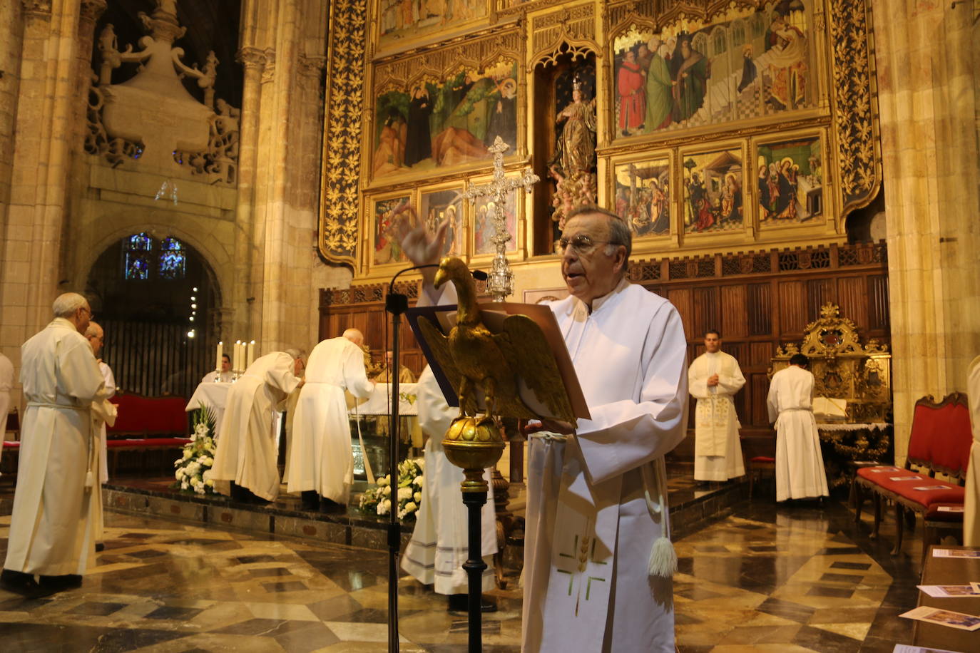 La Catedral de León ha acogido este jueves el 25 aniversario de la ordenación aniversario de su ordenación episcopal del obispo de León en un acto que el que López a pedido a Dios que «me guíe y sostenga en el servicio pastoral de esta santa Iglesia Legionense»